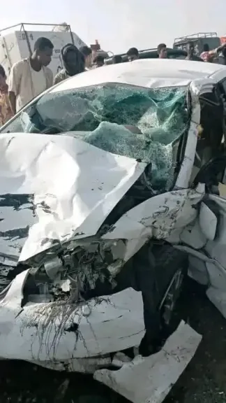 حادث مروع.. تصادم بين سيارتين ينهي حياة تسعة أشخاص بينهم وكيل نيابة الحديدة (فيديو)